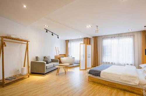 Postel nebo postele na pokoji v ubytování Shangri-La Jinwushe Boutique Inn