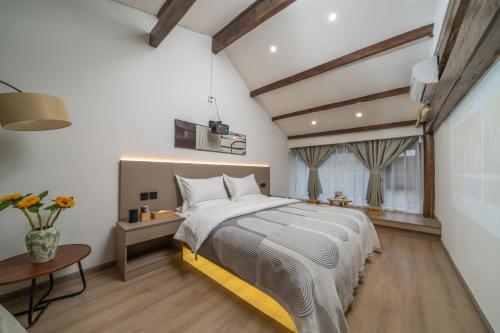 Postel nebo postele na pokoji v ubytování 丽江云栖意景智能花园客栈