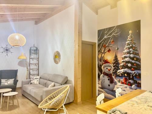 soggiorno con murale di un albero di Natale di Las Casitas de Cerezo a Cerezo de Abajo