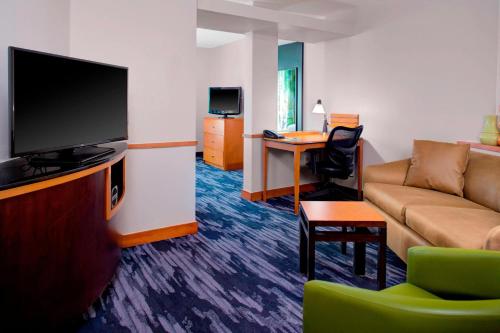TV a/nebo společenská místnost v ubytování Fairfield Inn and Suites by Marriott Montgomery EastChase