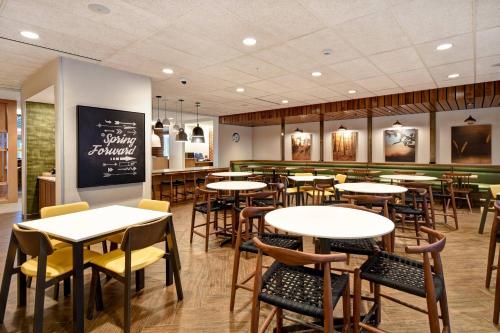 ein Restaurant mit Tischen und Stühlen und eine Bar in der Unterkunft Fairfield Inn & Suites by Marriott Plymouth in Plymouth