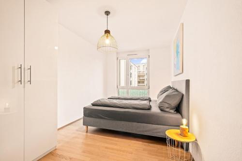 een woonkamer met een bed en een raam bij Apartment Nautilus in Seenähe in Friedrichshafen