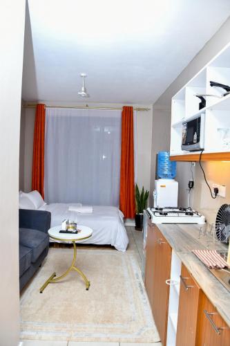 Postel nebo postele na pokoji v ubytování Stylish Studio with Rooftop Pool in Nairobi-JoJo Homes