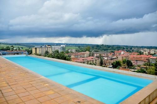 Bazén v ubytování Stylish Studio with Rooftop Pool in Nairobi-JoJo Homes nebo v jeho okolí