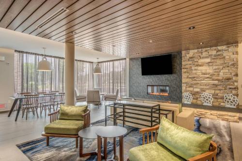 Μια τηλεόραση ή/και κέντρο ψυχαγωγίας στο Fairfield Inn & Suites Whitewater