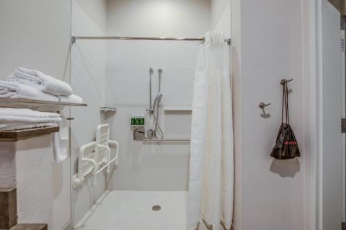 Ένα μπάνιο στο Fairfield Inn & Suites Whitewater