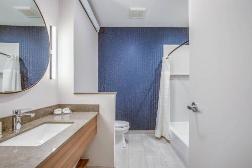 Ένα μπάνιο στο Fairfield Inn & Suites Whitewater