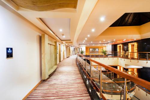 Un restaurante u otro lugar para comer en K C Residency Katra