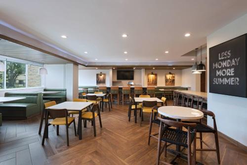 Un restaurante con mesas y sillas y un bar. en Fairfield Inn & Suites by Marriott Houston Missouri City, en Missouri City
