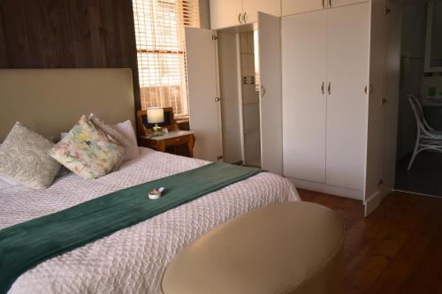 Above The Harbour solar-powered accommodationにあるベッド