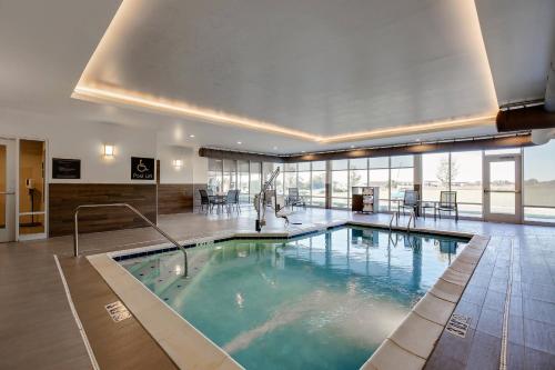 una grande piscina in un edificio di Fairfield Inn & Suites Bardstown a Bardstown