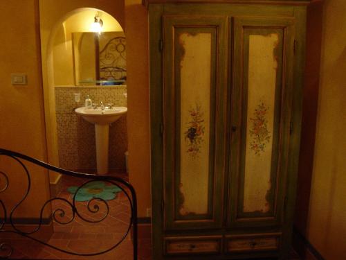 a bathroom with a medicine cabinet next to a sink at Agriturismo Il Macchione in Pienza
