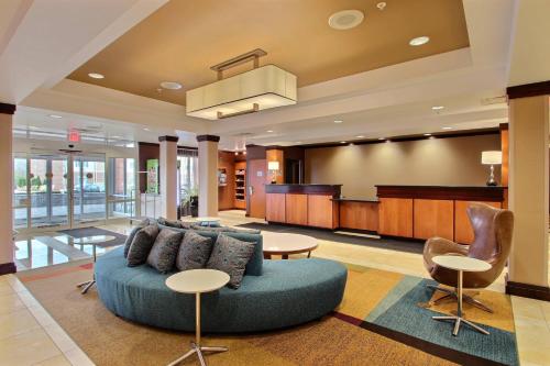 a living room with a blue couch in a lobby at Fairfield Inn & Suites by Marriott Milwaukee Airport in Oak Creek