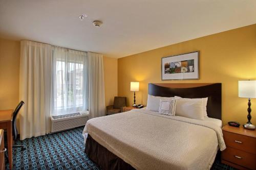 a hotel room with a bed and a window at Fairfield Inn & Suites by Marriott Milwaukee Airport in Oak Creek
