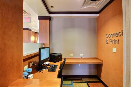 an office with a desk with a computer on it at Fairfield Inn & Suites by Marriott Milwaukee Airport in Oak Creek