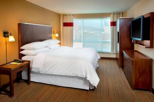 Postel nebo postele na pokoji v ubytování Four Points by Sheraton Charleston