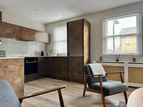 Kuchyň nebo kuchyňský kout v ubytování Sienna's 2 - bedroom apartment, London, N1.