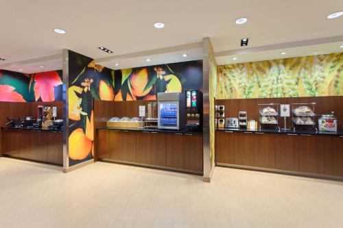 Příslušenství pro přípravu čaje a kávy v ubytování Fairfield Inn & Suites by Marriott Tucumcari