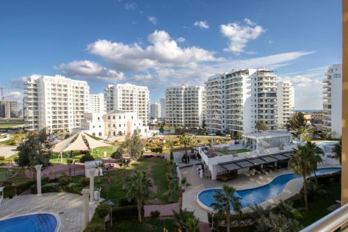 una vista di una città con edifici alti di Spartacus Apartments in Caesar Resort & SPA, Long Beach a Perivolia tou Trikomou