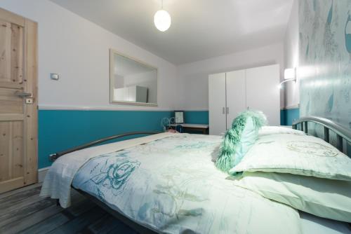 Ένα ή περισσότερα κρεβάτια σε δωμάτιο στο White Home Apartment
