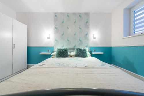 Ένα ή περισσότερα κρεβάτια σε δωμάτιο στο White Home Apartment