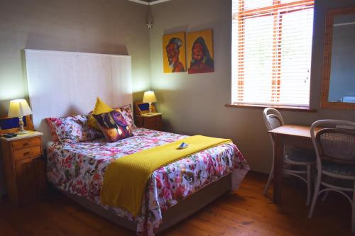 Above The Harbour solar-powered accommodationにあるベッド