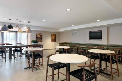 Μια τηλεόραση ή/και κέντρο ψυχαγωγίας στο Fairfield Inn & Suites Savannah Airport