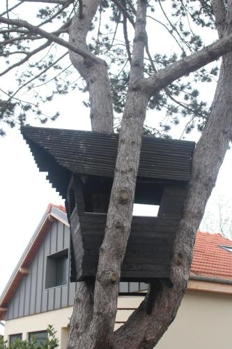 a tree house built into the side of a tree at L'idylle - maison a la mer in Quiberville