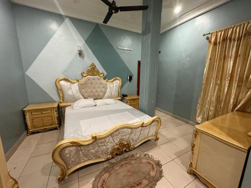 a bedroom with a king sized bed in a room at Résidence Nana Baco Djicoroni in Bamako