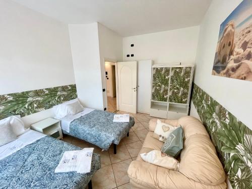 a living room with a couch and a bed at Petlyapartments #Labrador in Bellaria-Igea Marina
