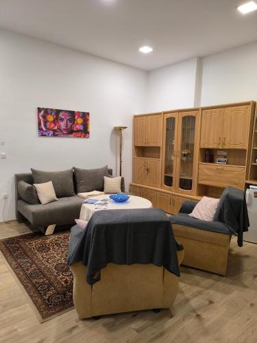 un soggiorno con un divano e un tavolo di Patricia Apartman a Keszthely