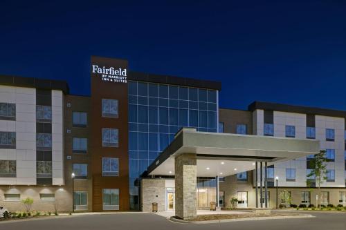 a rendering of the front of a hotel at Fairfield Inn & Suites by Marriott Milwaukee Brookfield in Brookfield
