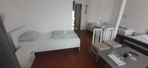 Postel nebo postele na pokoji v ubytování Prenoćište Stari Grad - Old Town