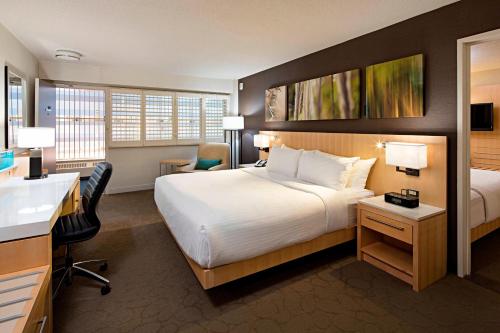 Postel nebo postele na pokoji v ubytování Delta Hotels by Marriott Winnipeg