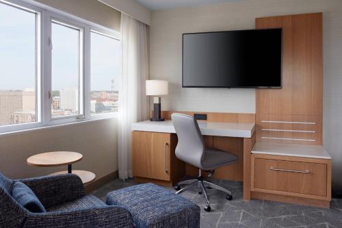 Μια τηλεόραση ή/και κέντρο ψυχαγωγίας στο Delta Hotels by Marriott Saskatoon Downtown
