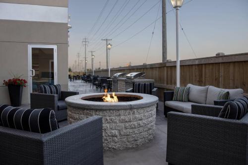 Гостиная зона в Fairfield Inn & Suites by Marriott Winnipeg