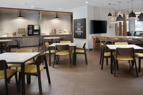 a restaurant with tables and chairs and a bar at Fairfield Inn & Suites by Marriott El Dorado in El Dorado