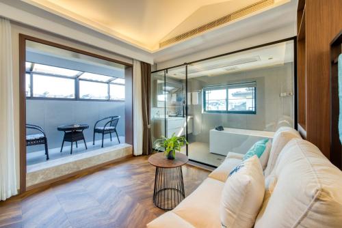 a living room with a couch and a table at 南浔浔溪之畔民宿 in Huzhou