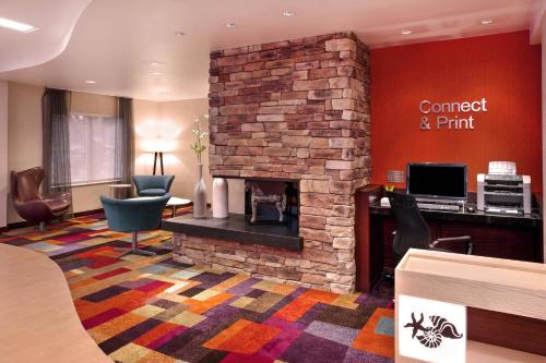 Fairfield Inn and Suites by Marriott Tampa Brandon Image
