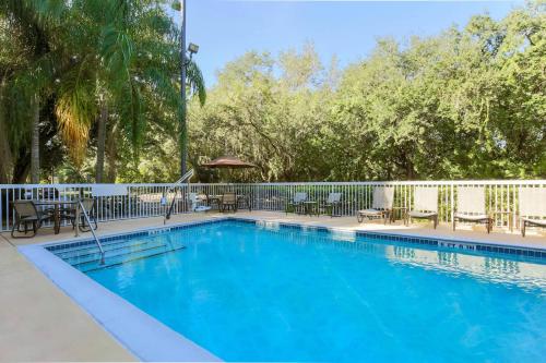 Fairfield Inn and Suites by Marriott Tampa Brandon Image