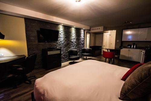 Ένα ή περισσότερα κρεβάτια σε δωμάτιο στο Hôtel Saint-Germain Rimouski
