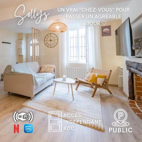 un salon avec un canapé et une table dans l'établissement Sollys (Hyper centre - Parking - Cosy), à Auxerre