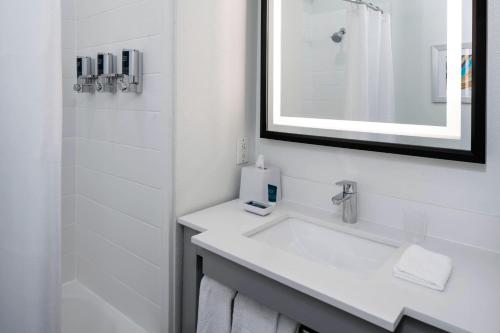 Four Points by Sheraton Dallas Arlington Entertainment District Image