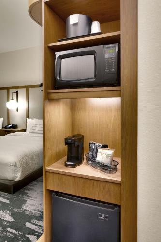a hotel room with a microwave and a bed at Fairfield Inn & Suites by Marriott Fort Smith in Fort Smith