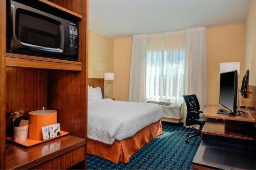 TV a/nebo společenská místnost v ubytování Fairfield Inn & Suites by Marriott Hollister