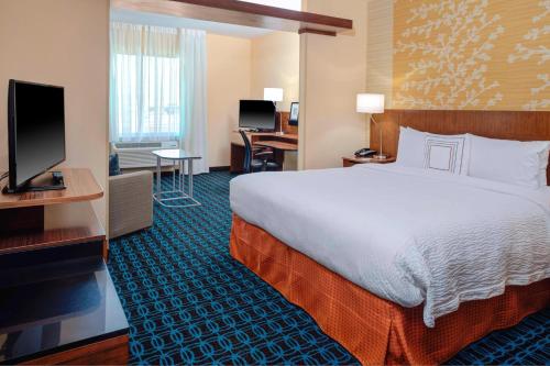 TV a/nebo společenská místnost v ubytování Fairfield Inn & Suites by Marriott Hollister