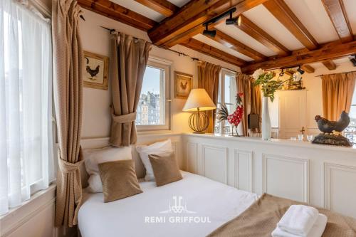 une chambre avec un lit blanc et une fenêtre dans l'établissement Key West - charming studio ON the port of Honfleur - Superb 360 view, à Honfleur