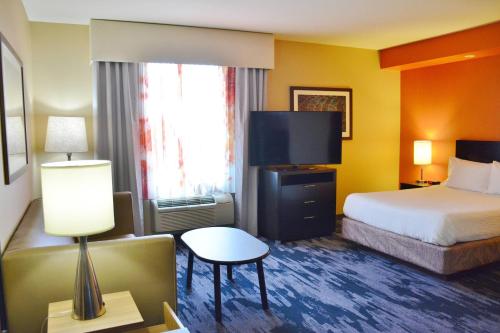 Fairfield Inn & Suites by Marriott Grand Junction Downtown/Historic Main Streetにあるベッド