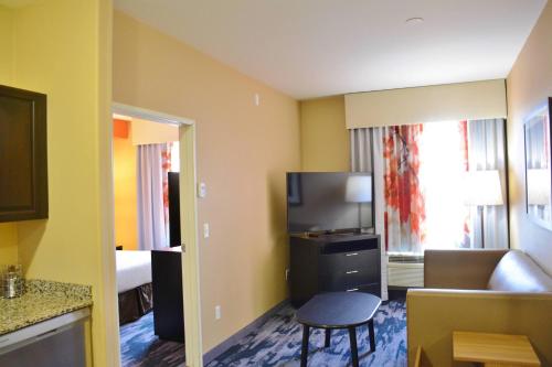 Fairfield Inn & Suites by Marriott Grand Junction Downtown/Historic Main Streetにあるテレビまたはエンターテインメントセンター