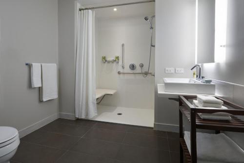 un bagno con doccia, lavandino e WC di Element Vaughan Southwest a Vaughan